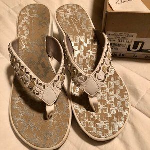 Clarks white flip flops in box sz 8